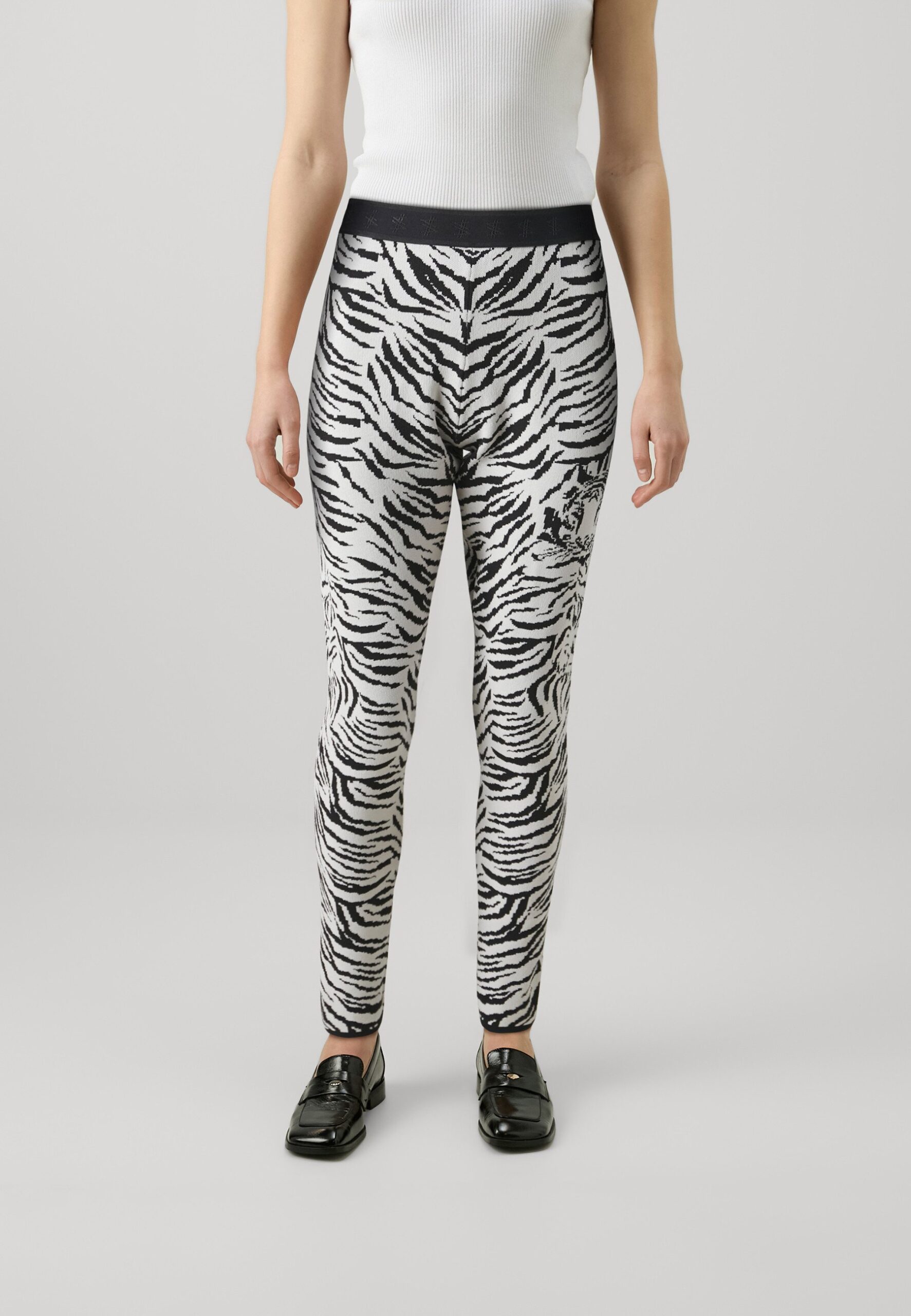 5fd78f5e197e48f484cf78deb13fe0f7 TROUSERS - Leggings - Trousers - black - Зображення 1